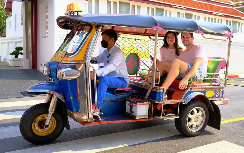 Tuk-tuks fazem trajetos rápidos e dão charme às ruas