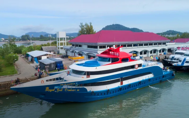 Turistas partem do Pier Rassada rumo a Koh Phi Phi
