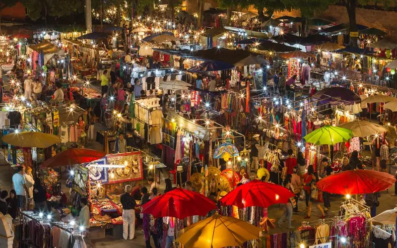 Chiang Mai Night Bazaar vibra com arte e sabores