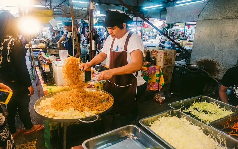 Viajantes adoram Pad Thai pelo sabor agridoce e amendoim