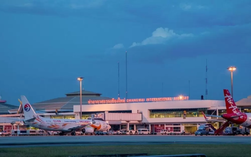 Viajantes de Chiang Mai seguem via Phuket até Phi Phi