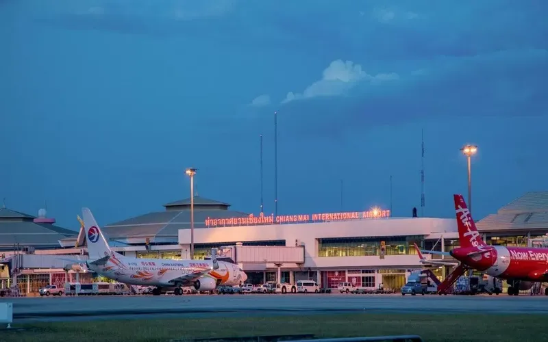Viajantes de Chiang Mai seguem via Phuket até Phi Phi