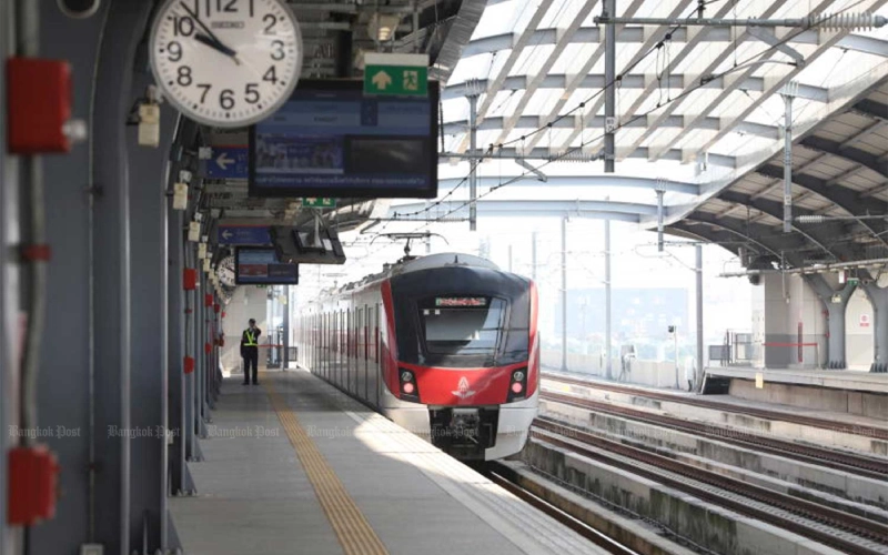 Viajantes embarcam em trens cênicos de Krung Thep Aphiwat até Surat Thani