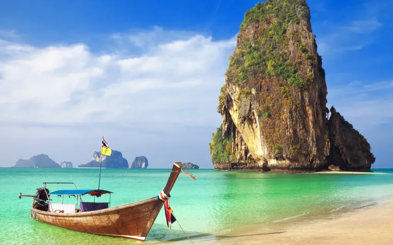 Viajantes partem de Phuket rumo às falésias de Phi Phi