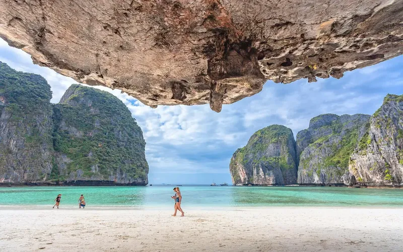 Visitar a icônica Maya Bay é experiência imperdível