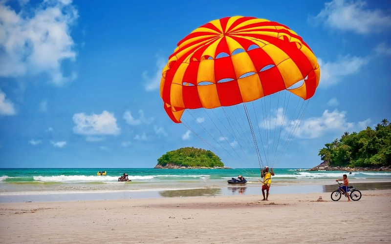 Voe sobre a baía e admire Patong do alto