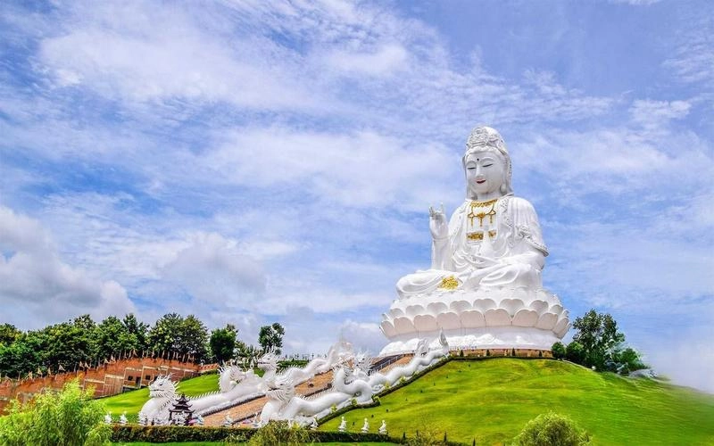 Wat Huay Pla Kang recebe visitantes o dia todo