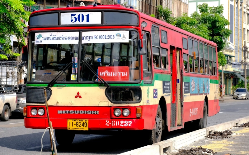 Ônibus saem de Bangkok rumo a Phuket via sul vibrante