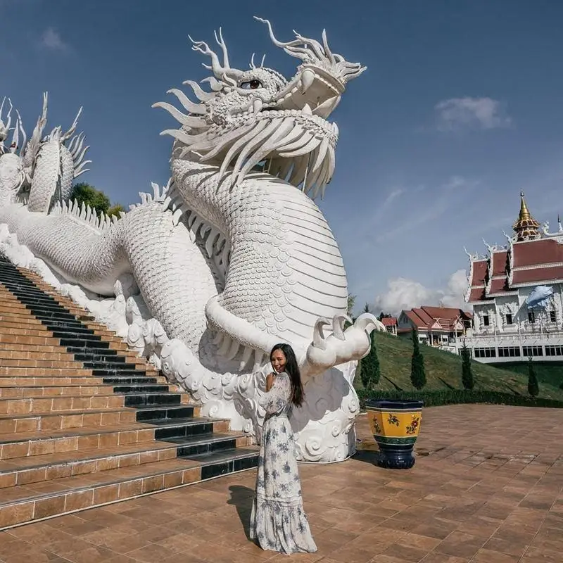 Visitantes tiram selfies confiantes sob sol forte