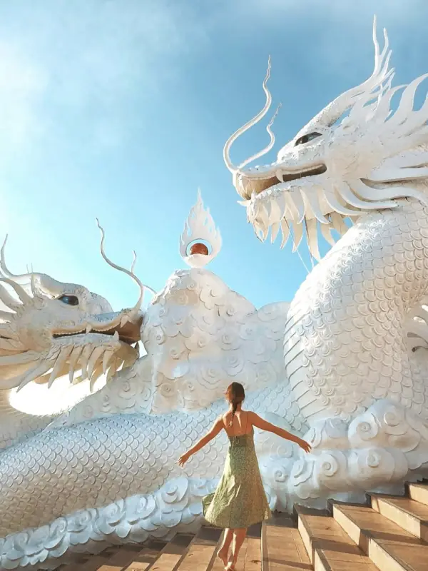 Manhã cedo revela Guan Yin sob luz suave e céu limpo