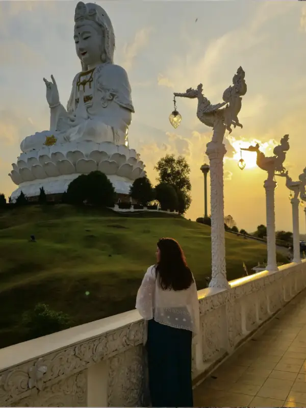 Entardecer cria silhueta dourada de Guan Yin ao sol