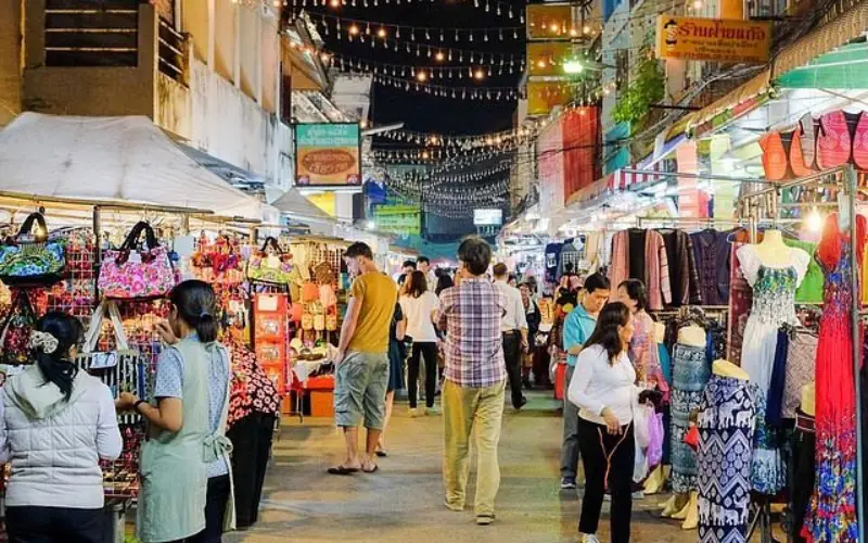 Chiang Rai Night Bazaar revela o sabor da vida local