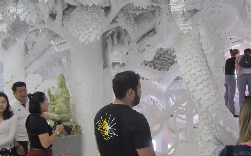 Santuário branco brilha com delicados florais