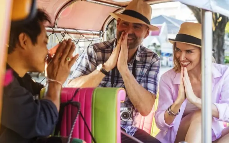 Tailandeses usam o Wai para mostrar respeito