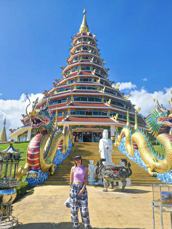 Dragões guiam escada em vez dos tradicionais nagas