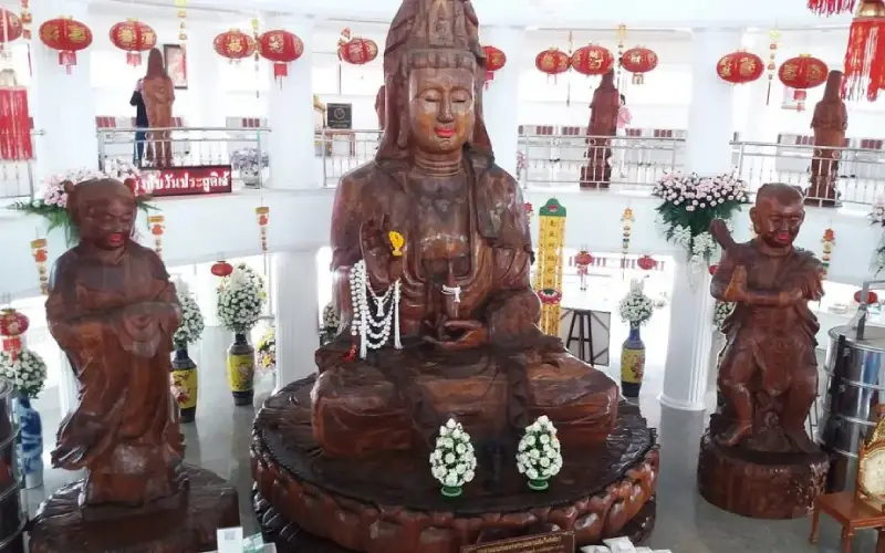 Aroma de sândalo envolve Buda e divindades chinesas