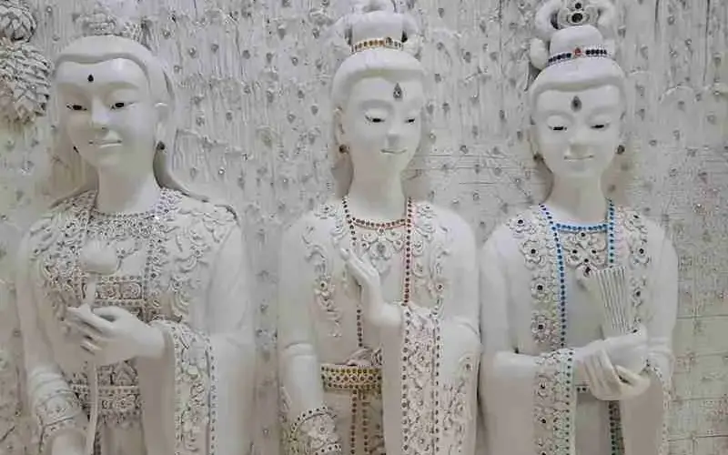 Entalhes florais unem Lanna e China com elegância