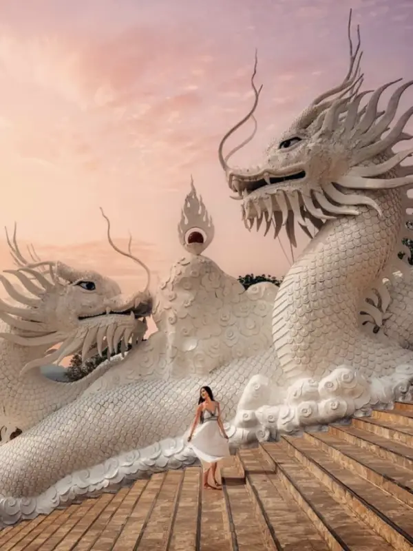 Pôr do sol revela imponência da Chedi entre cores vivas