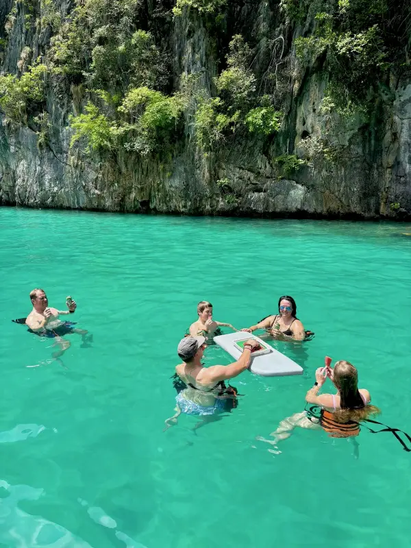 Nade na Lagoa Pileh e explore a ilha no seu ritmo