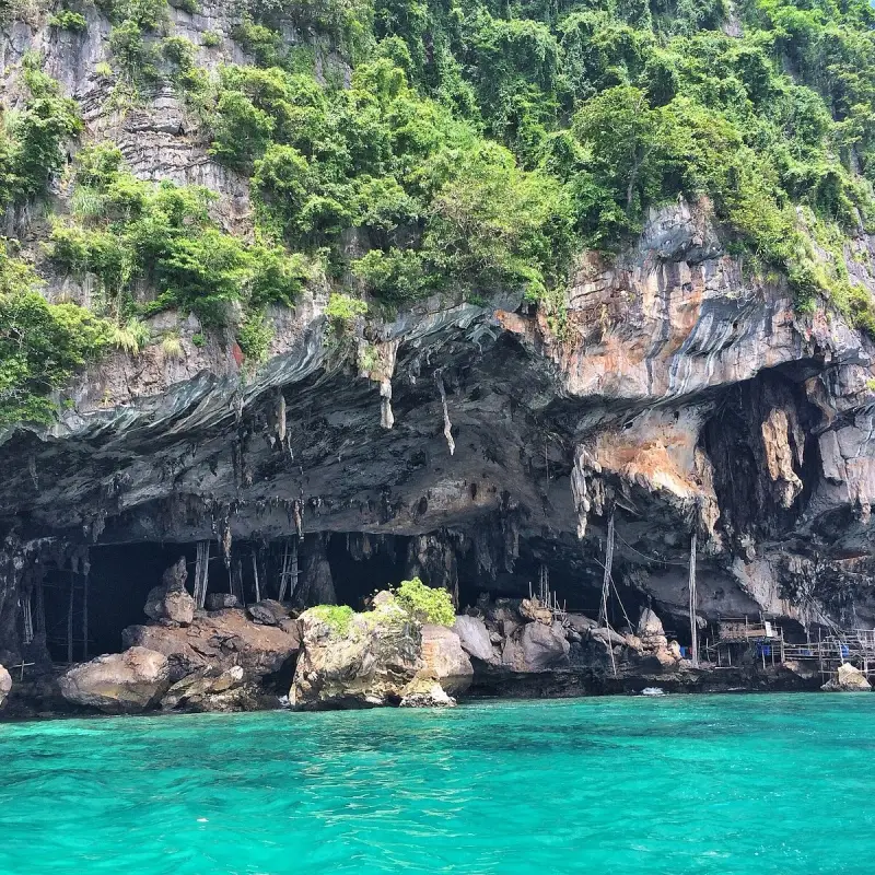 Mesmo fechada, Caverna Viking pode ser vista de longe