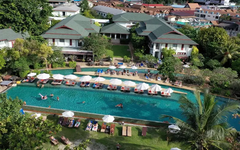 Hotéis se destacam pelo conforto e piscinas amplas externas