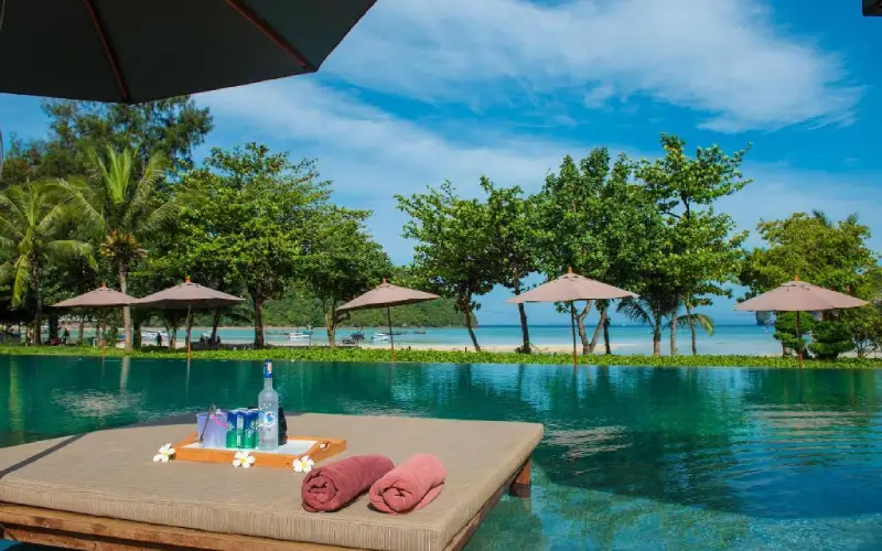 Piscinas infinitas à beira-mar criam o cenário ideal para relaxar