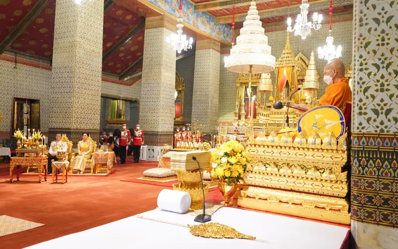 Turistas visitam o Grande Palácio em Bangkok