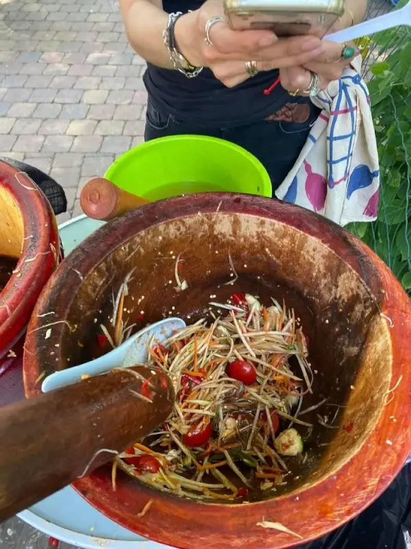 Som Tum mistura mamão verde e muito sabor