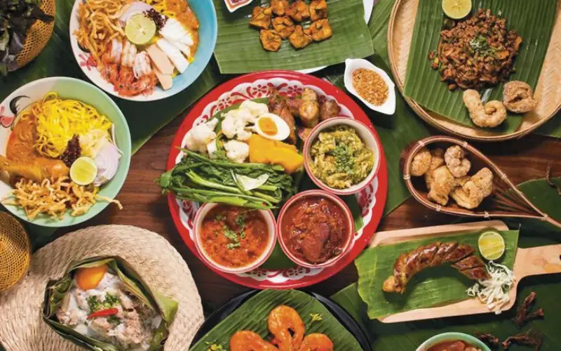 Tailandeses compartilham pratos na refeição