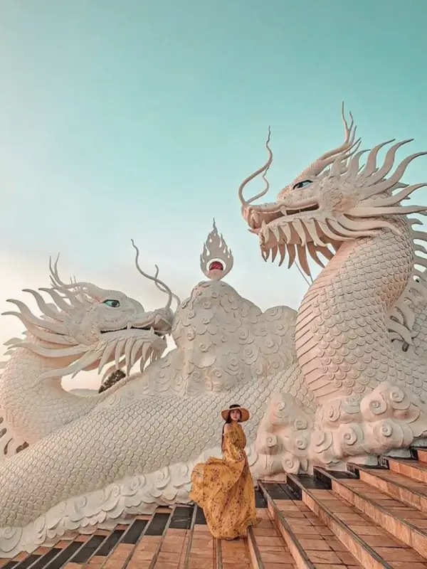 Visitantes posam livres com a paisagem ao redor