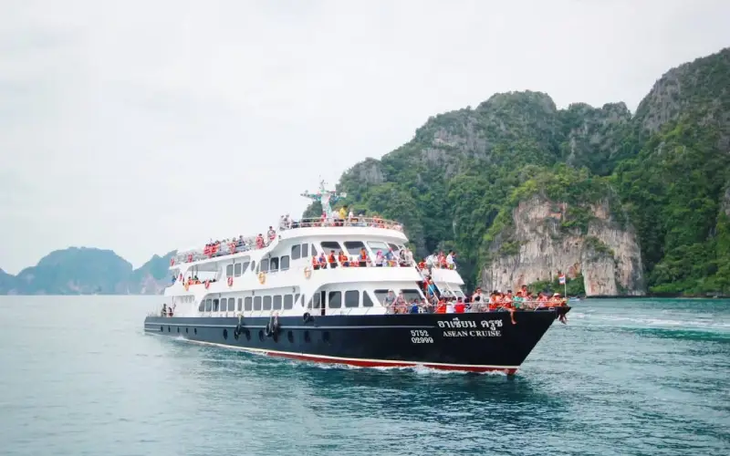 Ferry leva turistas ao paraíso tropical de Phi Phi