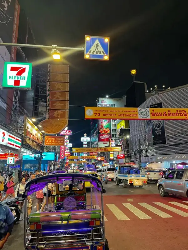 Chinatown em Bangkok pulsa com movimento