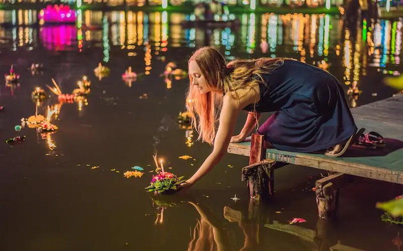 Loy Krathong celebra luz e desejos na água