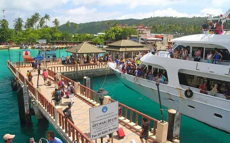 Pier Tonsai recebe turistas em Phi Phi