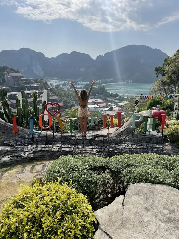 Turistas tiram fotos na placa I Love Phi Phi