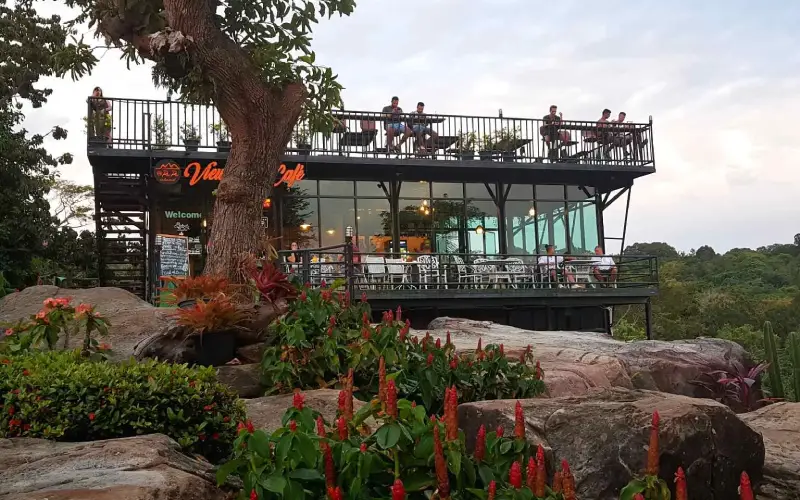 Turistas relaxam com bebida no café local