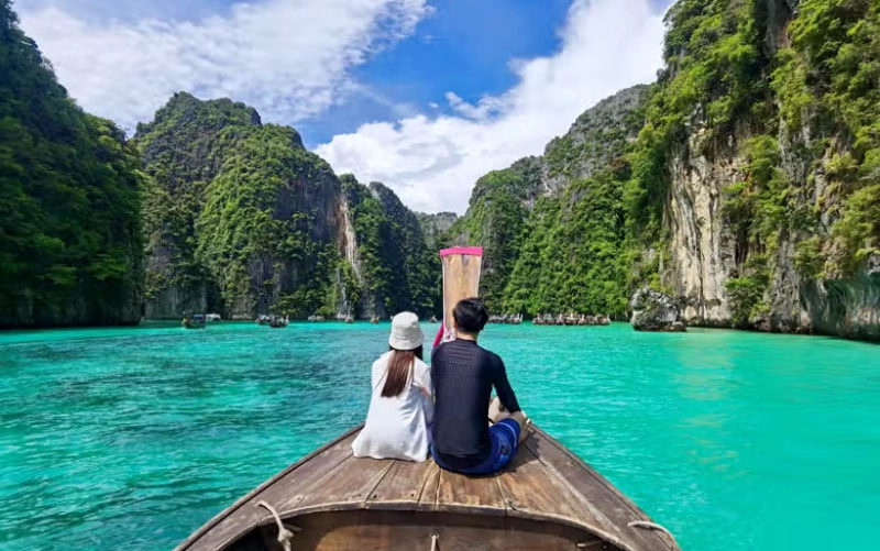 Viajantes alugam barco privado até Phi Phi Leh