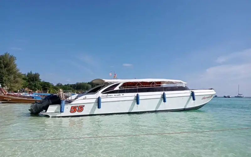 Traslado une van e ferry de Phuket a Phi Phi