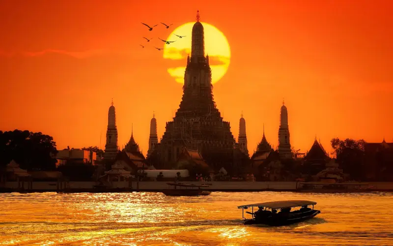 Wat Arun atrai visitantes para pores do sol mágicos