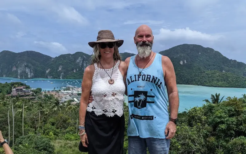 Casais criam memórias no mirante de Phi Phi