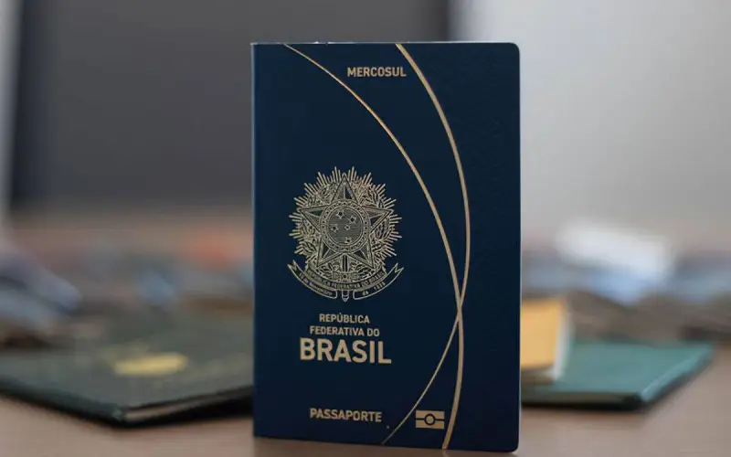 Confirme que passaporte tem 2 páginas livres para cada país