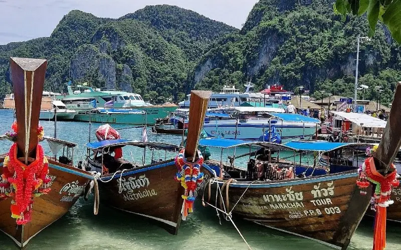 Turistas pegam balsa e barco até Phi Phi Lee