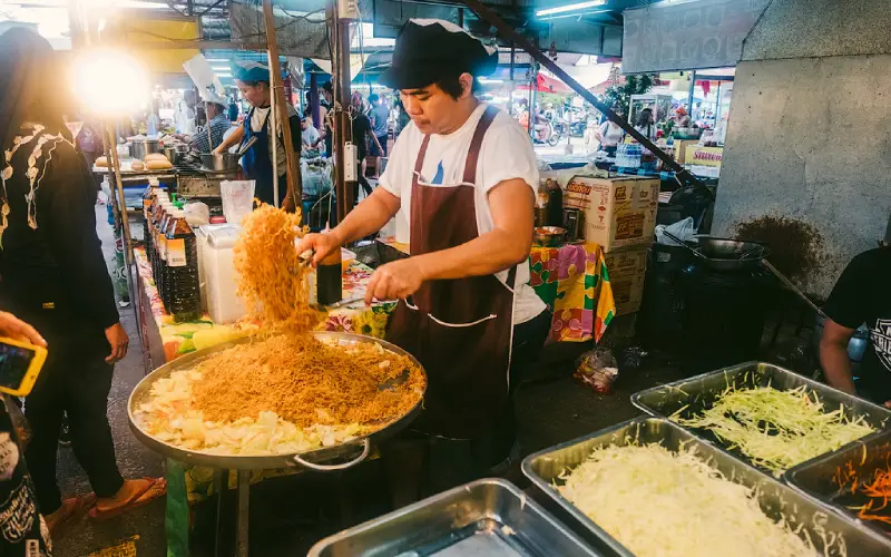 Viajantes adoram Pad Thai pelo sabor agridoce e amendoim