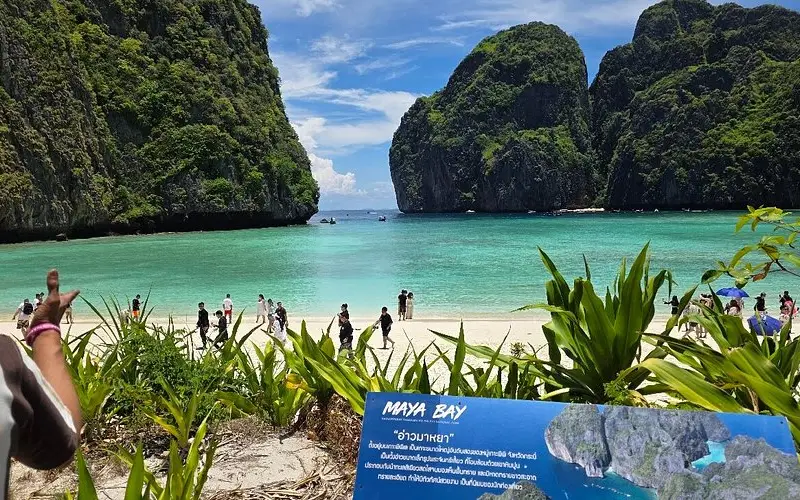 Maya Bay deslumbra com areia e águas claras