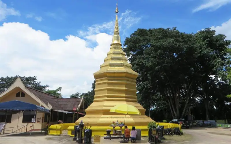 Chedi brilha suavemente ao entardecer