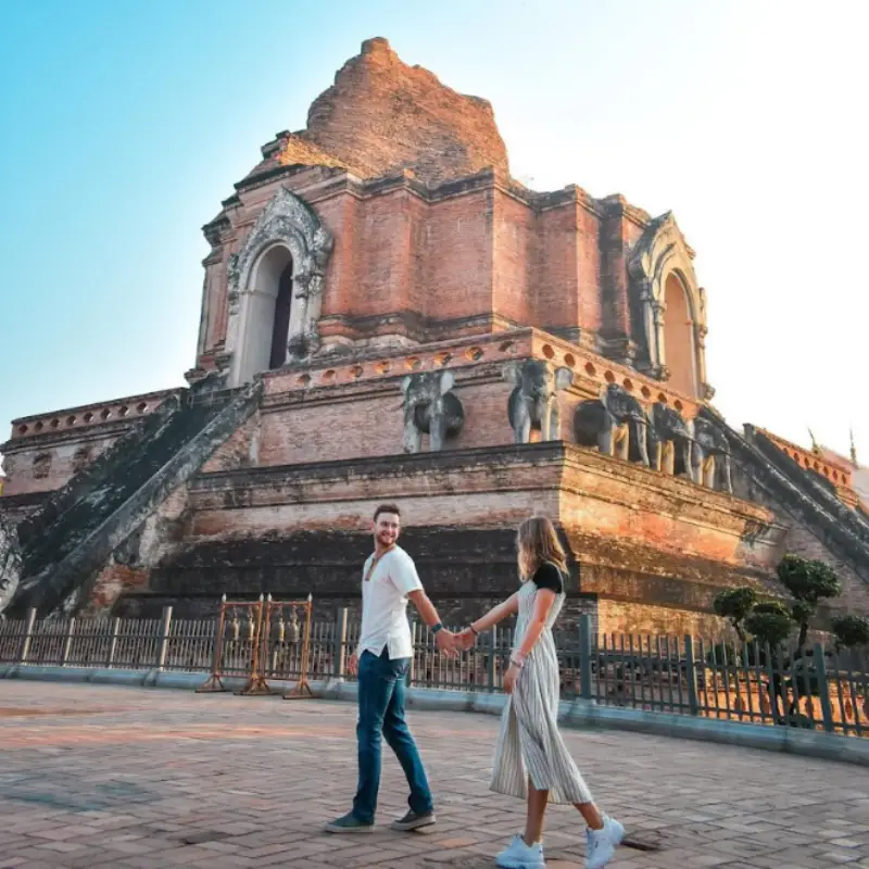 Nos templos, visitantes devem cobrir os joelhos com respeito