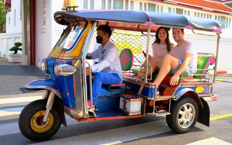 Tuk-tuks fazem trajetos rápidos e dão charme às ruas