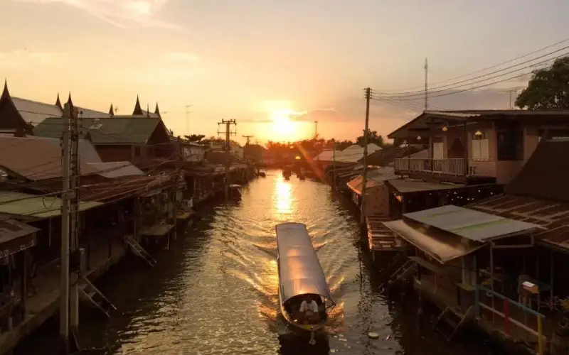 Nascer do sol acolhe visitantes nos canais de Damnoen
