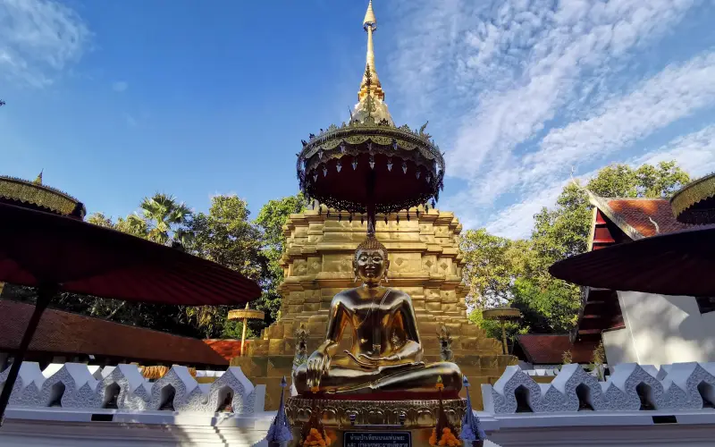 Fica ao lado do salão principal e do chedi dourado