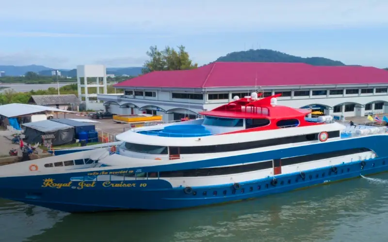 Turistas partem do Pier Rassada rumo a Koh Phi Phi